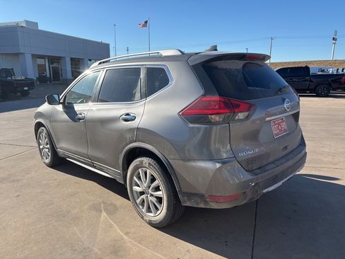 Used 2018 Nissan Rogue SV image 4