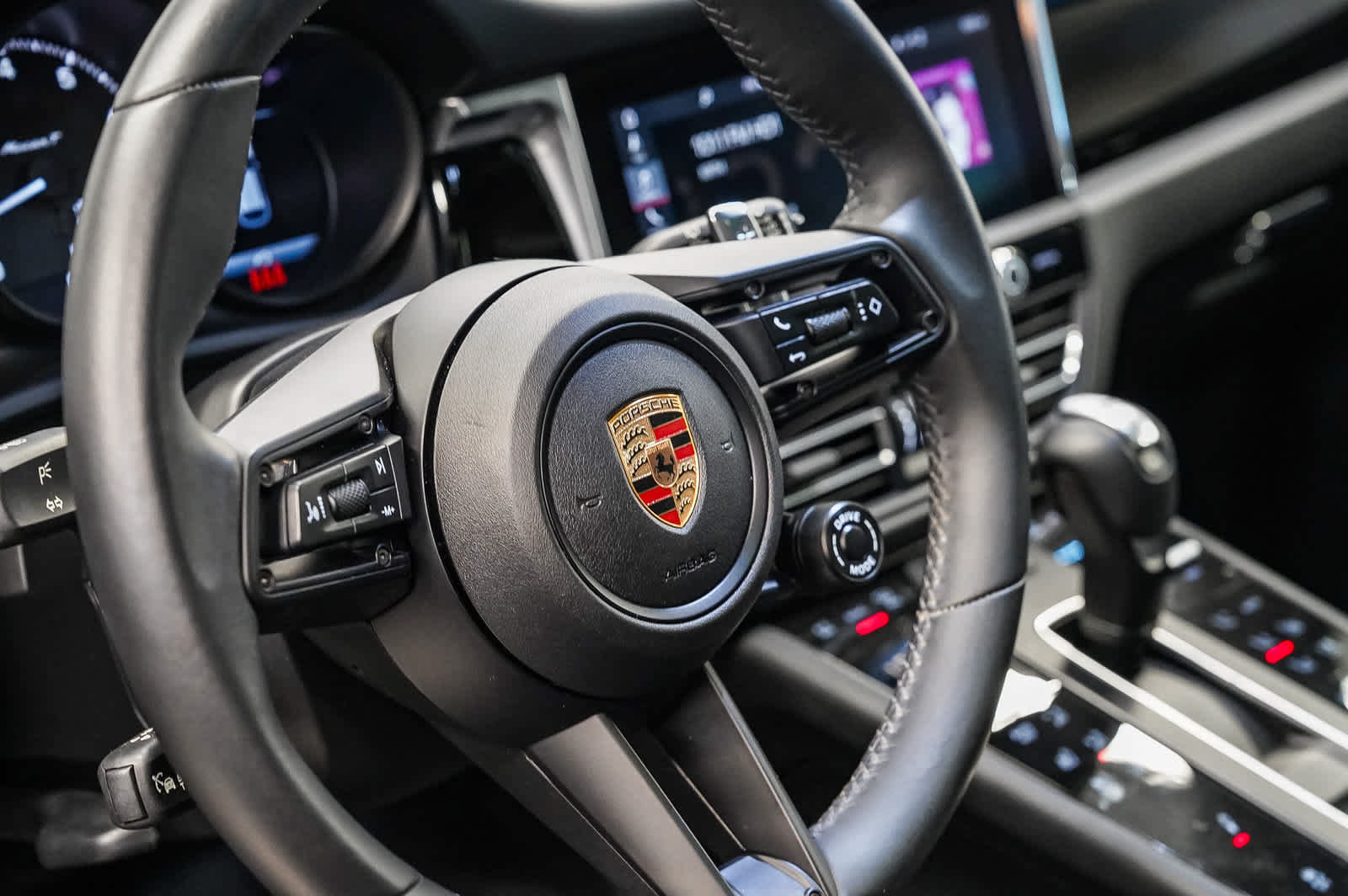 Used 2025 Porsche Macan Turbo AWD/4WD image 21