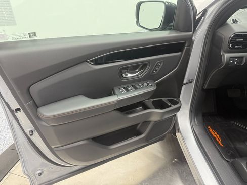 Used 2025 Honda Pilot TrailSport image 11