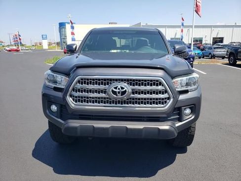 Used 2017 Toyota Tacoma TRD Off-Road w/ Tow Package (A/T) AWD/4WD image 2