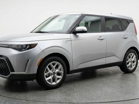 Used 2025 Kia Soul LX w/ LX Technology Package image 3