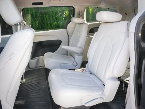 Used 2018 Chrysler Pacifica Touring-L Plus w/ Tire & Wheel Group FWD image 7