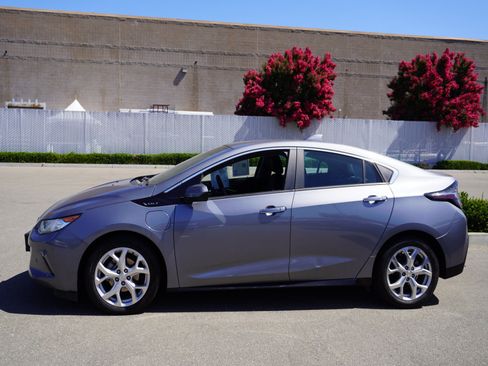 Used 2018 Chevrolet Volt Premier w/ Driver Confidence Package FWD image 6