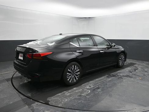 Used 2024 Nissan Altima 2.5 SV FWD image 12