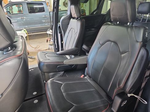 Used 2020 Chrysler Pacifica Limited FWD image 14