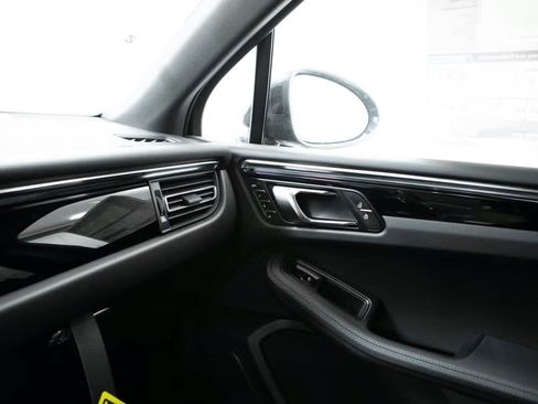 Certified 2026 Porsche Macan AWD/4WD image 32
