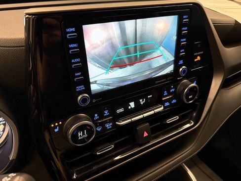 Used 2021 Toyota Highlander XLE image 13