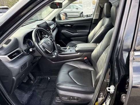 Used 2022 Toyota Highlander XLE image 14