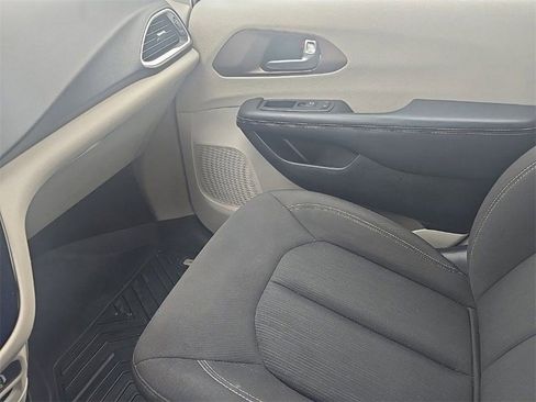 Used 2023 Chrysler Voyager LX image 21