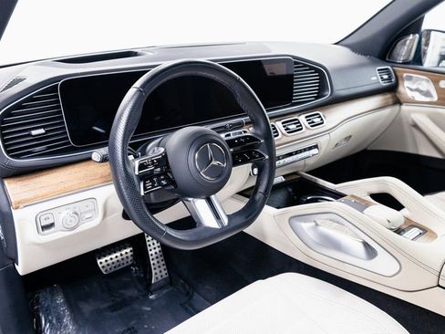 Used 2025 Mercedes-Benz GLS 450 4MATIC image 9