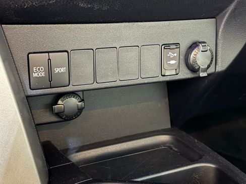 Used 2017 Toyota RAV4 XLE FWD image 27