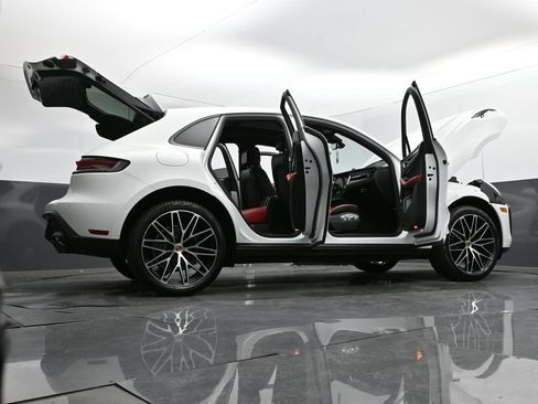 Used 2025 Porsche Macan AWD/4WD image 34