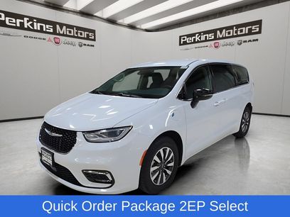Used 2024 Chrysler Pacifica Select