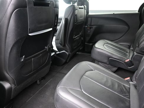 Used 2018 Chrysler Pacifica Touring-L Plus w/ Advanced Safetytec Group FWD image 22