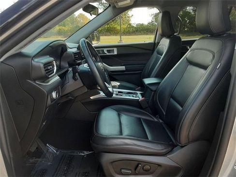 Used 2022 Ford Explorer XLT w/ Equipment Group 202A image 16