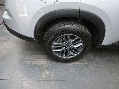 Used 2024 Nissan Rogue S image 11