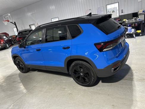 Certified 2025 Volkswagen Taos SE image 5