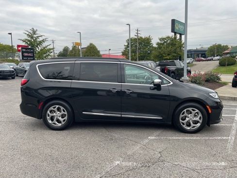 Used 2023 Chrysler Pacifica Limited image 5