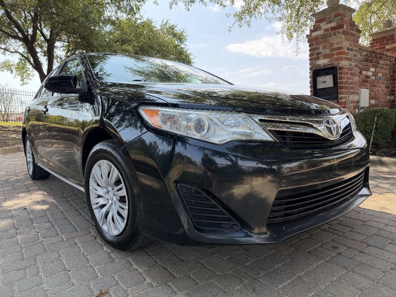 Used 2012 Toyota Camry LE FWD image 1