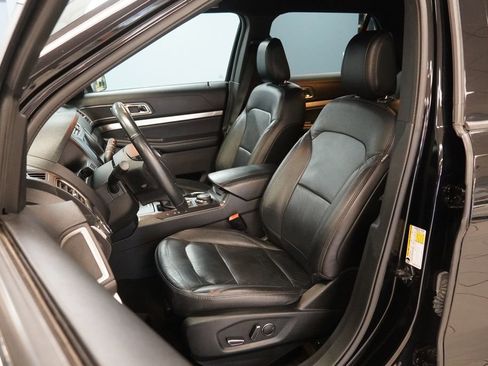 Used 2018 Ford Explorer XLT w/ Equipment Group 202A image 5