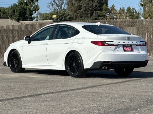 Used 2025 Toyota Camry SE FWD image 5