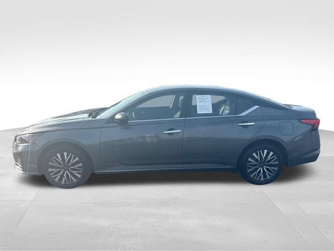 Used 2024 Nissan Altima 2.5 SV AWD/4WD image 2