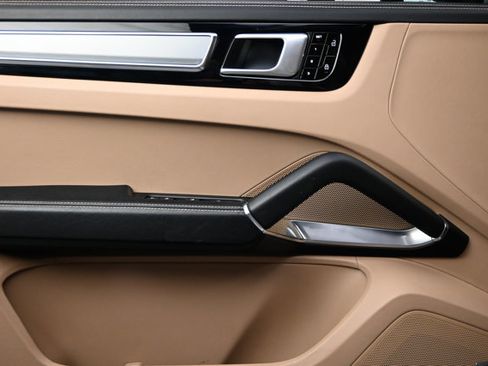 Used 2019 Porsche Cayenne Turbo w/ Premium Plus Package image 46