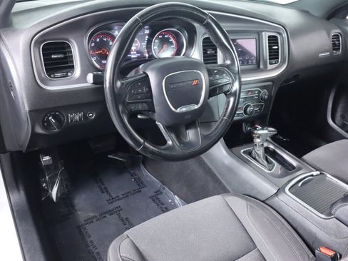 Used 2019 Dodge Charger SXT image 9