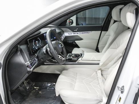 Used 2025 BMW i7 xDrive60 image 19