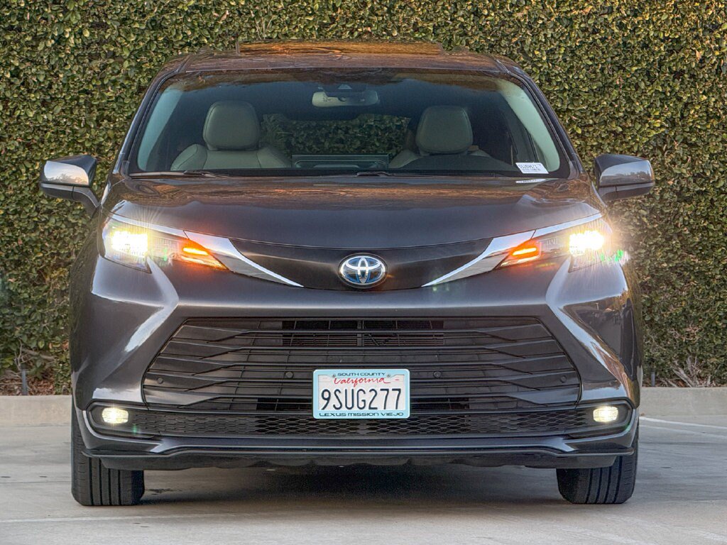 Used 2025 Toyota Sienna XLE FWD image 5