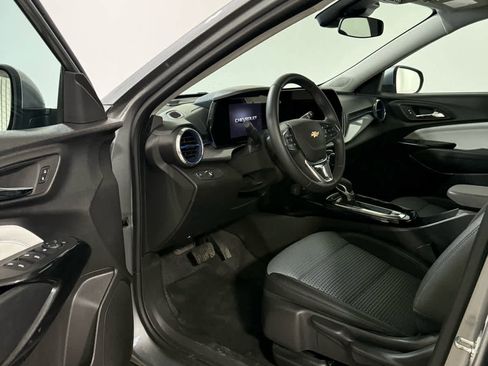 Certified 2025 Chevrolet Trax LT w/ LT Convenience Package image 13