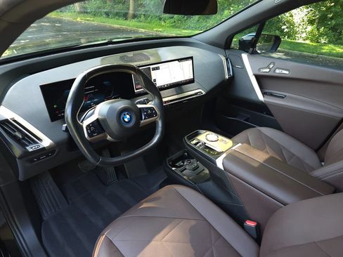 Used 2024 BMW iX xDrive50 w/ Premium Package AWD/4WD image 2