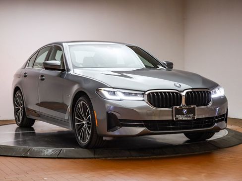 Certified 2023 BMW 530e w/ Premium Package image 3