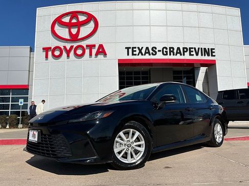 Used 2025 Toyota Camry LE image 2