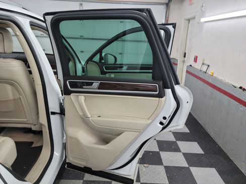 Used 2015 Volkswagen Touareg Sport image 12