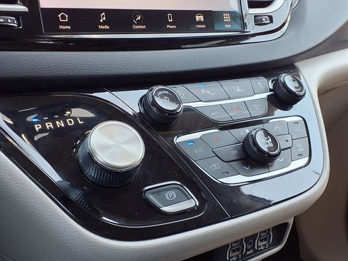 Used 2023 Chrysler Pacifica Touring-L FWD image 11