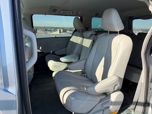 Used 2012 Toyota Sienna XLE FWD image 11