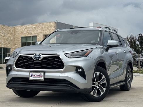 Used 2024 Toyota Highlander XLE AWD/4WD image 2