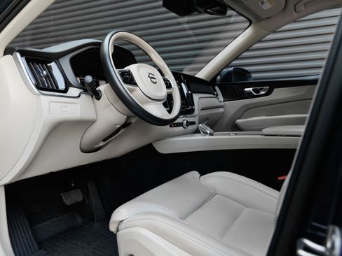 Used 2023 Volvo XC60 B5 Ultimate w/ Protection Package Premier FWD image 4