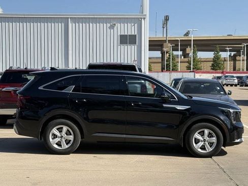 Used 2025 Kia Sorento LX FWD image 3