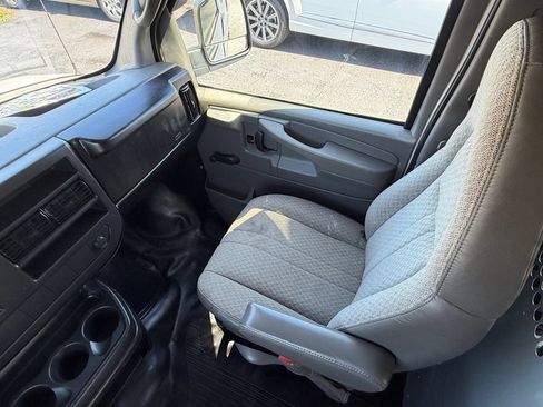 Used 2008 Chevrolet Express 2500 RWD image 16