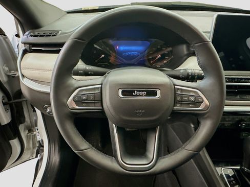 Used 2025 Jeep Compass Limited image 18