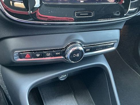 Certified 2025 Volvo XC40 B5 Plus image 24