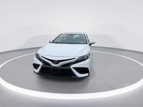 Used 2021 Toyota Camry SE w/ Cold Weather Package image 6