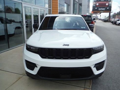 Certified 2024 Jeep Grand Cherokee Altitude AWD/4WD image 5