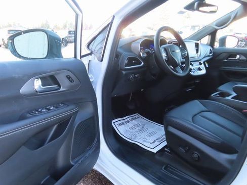 New 2026 Chrysler Pacifica Select image 16