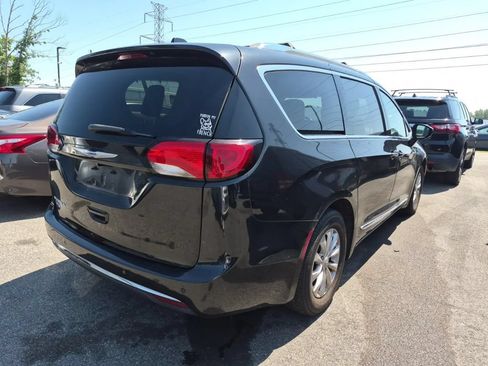 Used 2019 Chrysler Pacifica Touring-L FWD image 4