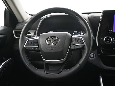 Used 2023 Toyota Highlander XLE image 18