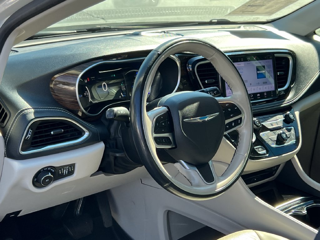 Used 2021 Chrysler Pacifica Limited w/ Uconnect Theater Family Group FWD image 5
