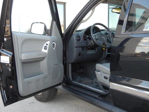 Used 2005 Jeep Liberty Limited image 23